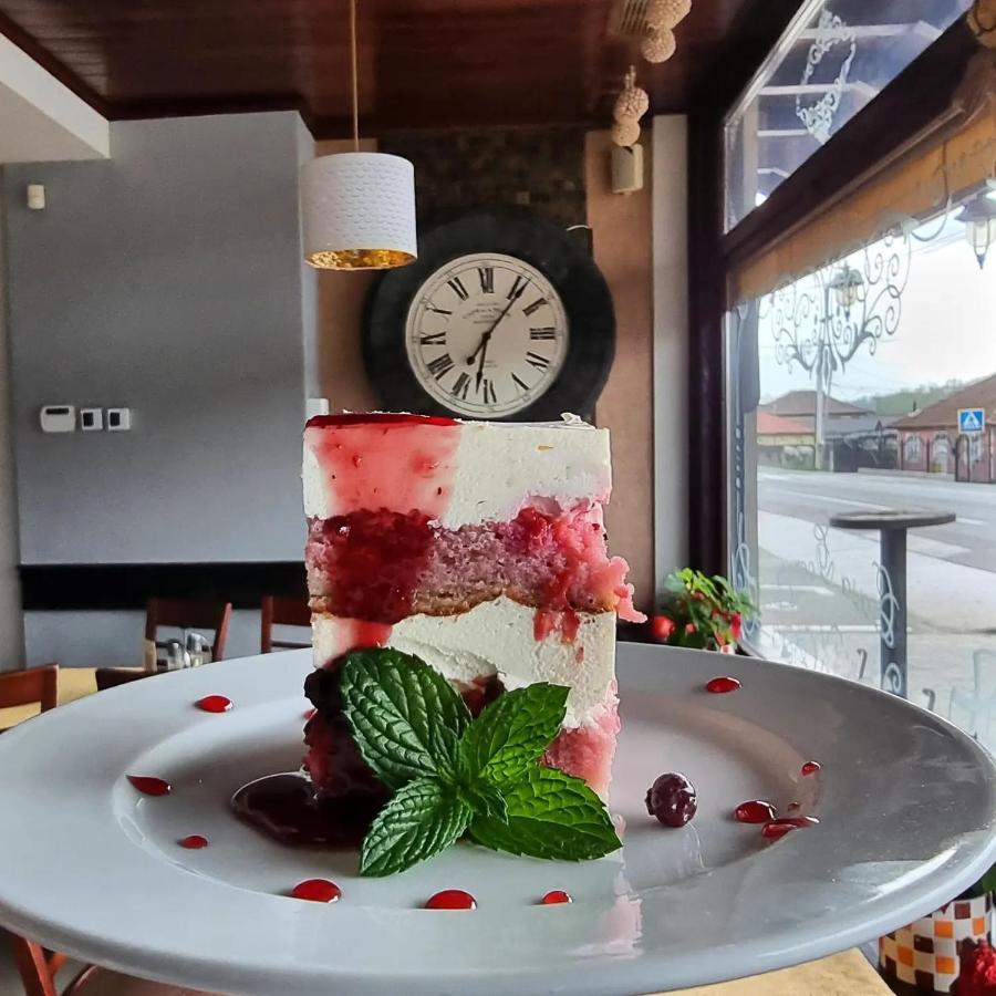 Pensiunea Casa Georgia Comanesti  Экстерьер фото